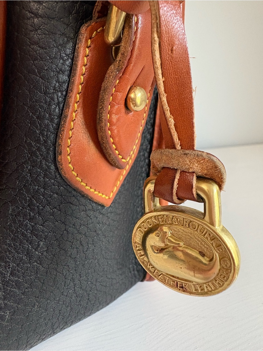Vintage Dooney & Bourke AWL Leather Carrier Bag Black Tan Crossbody Satchel 90s - Picture 4 of 16